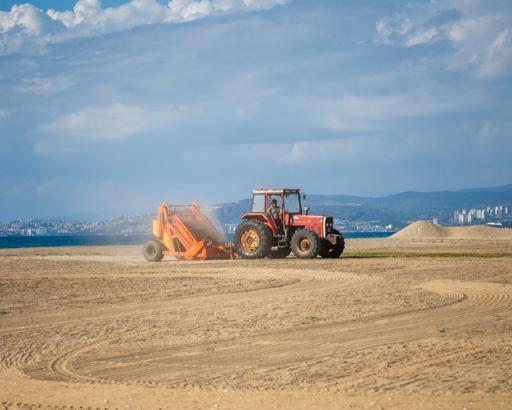 Kuşadası'nda plajlar turizm sezonuna hazırlanıyor