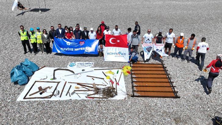 Konyaaltı Sahili’nde deniz dibi ve kıyı temizliği