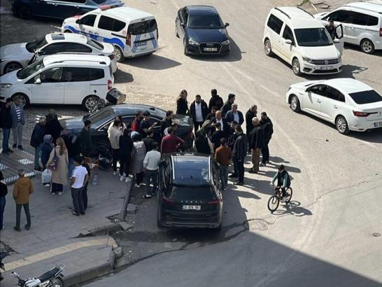 Nusaybin’de motosiklet otomobille çarpıştı: 3 yaralı