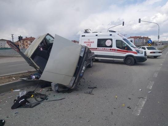 Ankara'da 2 otomobil kavşakta çarpıştı: 3 yaralı