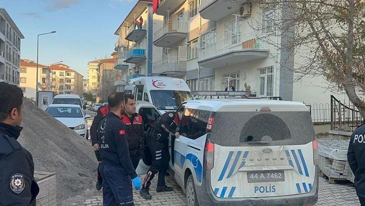 Malatya'da bıçaklı kavgada baba ve oğulu yaralandı