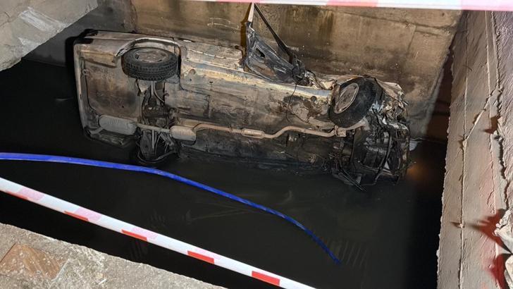 Eskişehir'de virajı alamayan otomobil, 5 metre yükseklikten sulama kanalına düştü