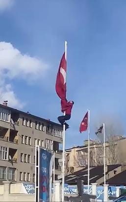 Rüzgarda dolanan bayrağı düzeltmek için 15 metrelik direğe tırmandı; o anlar görüntülendi