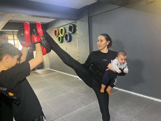 Dünya şampiyonu kick boks antrenörü, ders verdiği salonda çocuklarını büyütüyor