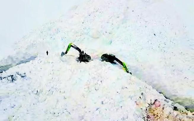 Şırnak’ta ikinci kez çığ düşen yolda temizlik çalışması