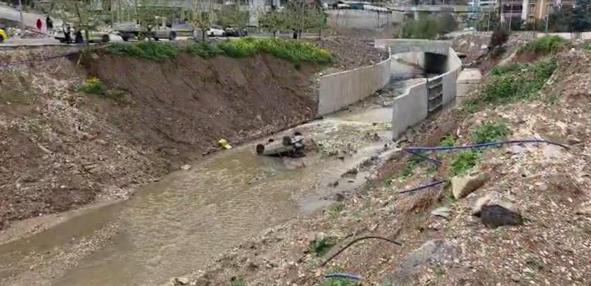 Park halindeki otomobilin hareket edip dereye düştüğü anlar kamerada