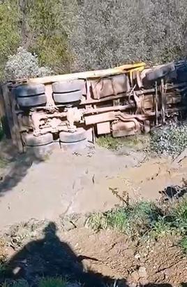 Şarampole devrilen kamyonun şoförü öldü