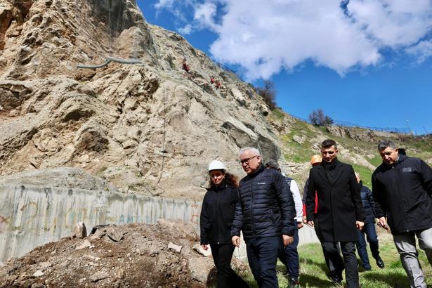 Sivas'ın sembol kayalıklarındaki kaya düşmelerine tel örgüyle önlem
