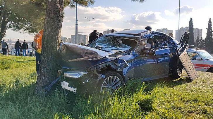 Bayrampaşa'da otomobilin çarptığı kamyon devrildi; 1'i çocuk 7 yaralı