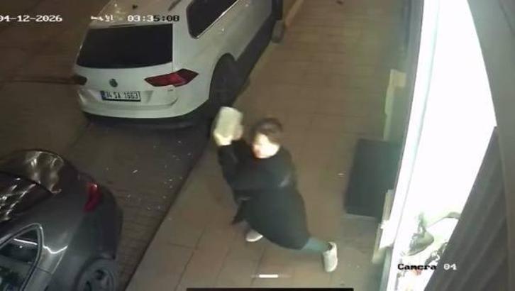 Fatih'te kaldırım taşıyla iş yerinin camlarını kıran kadın kamerada