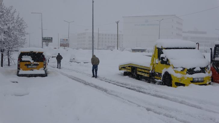 Bitlis’te 111 köy yolu kardan kapandı