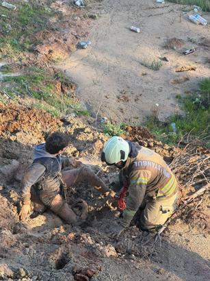 Göktürk’te bisikletiyle gezen çocuk çamura saplandı; 'İmdat' çığlığını duyan polis kurtardı