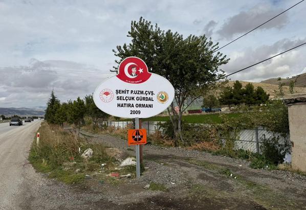 Şehidin hatıra ormanı tabelası önündeki yön levhası kaldırıldı