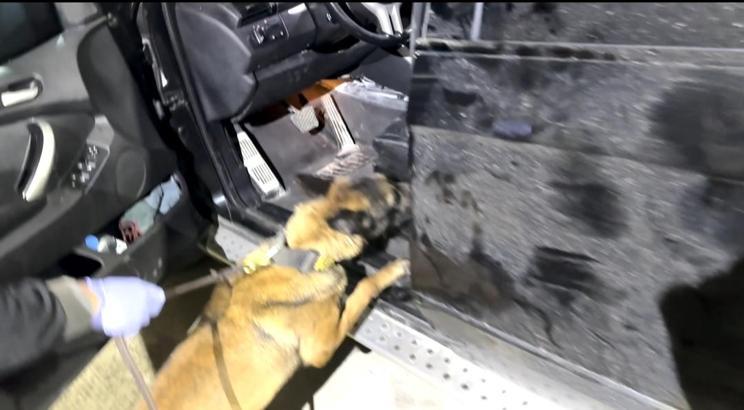 TIR’ın taşıdığı cipin tabanında 24,6 kilo uyuşturucu ele geçirildi