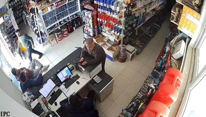 Antalya açıklarında 4.7 büyüklüğünde deprem; Demre'deki sarsıntı anı kamerada