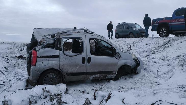 Şarampole devrilen hafif ticari araçtaki baba-oğul yaralandı