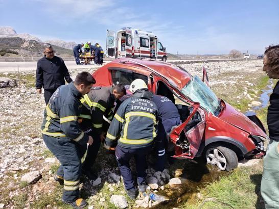 Otomobil şarampole devrildi: 2 yaralı