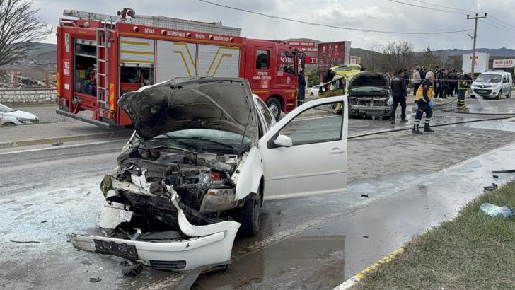 Sivasspor tesisleri önünde otomobil, taksiye çarptı: 4'ü futbolcu 6 yaralı