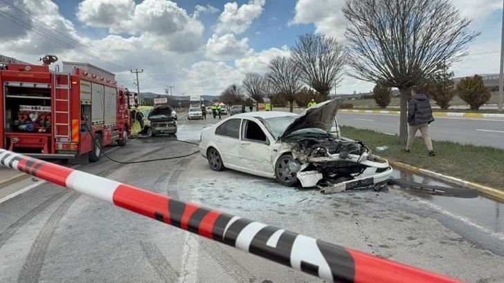 Sivasspor tesisleri önünde otomobil, taksiye çarptı: 4'ü futbolcu 6 yaralı