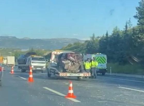 Tarsus'ta iki otomobil çarpıştı: 1 ölü, 2 yaralı