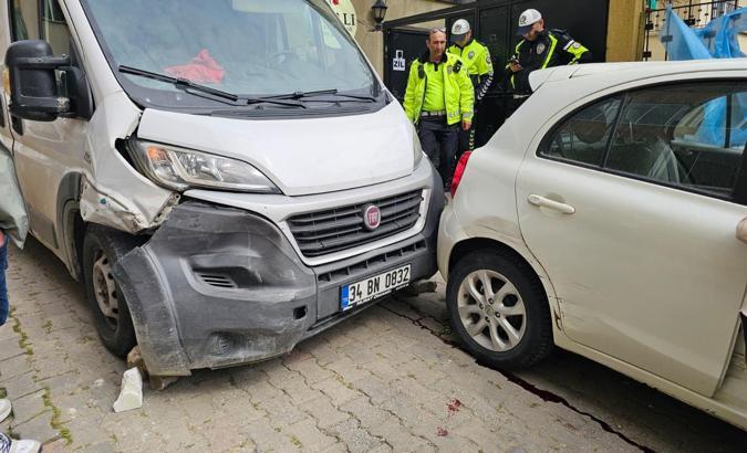 Freni boşaldığı öne sürülen minibüsün çarptığı 1’i çocuk, 2 kişi yaralandı