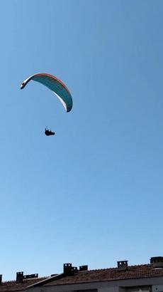 Mahallenin üstünden geçen paraşütçüyü çaya çağırdı