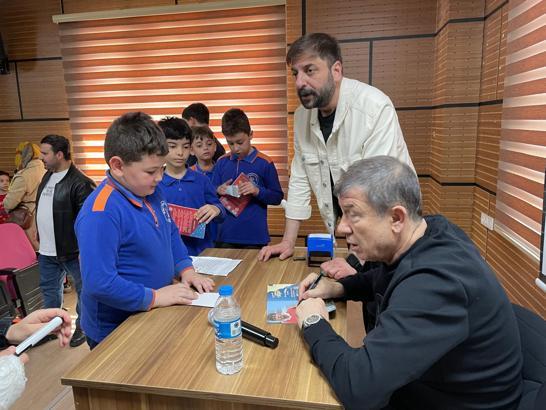 Eski milli futbolcu Tanju Çolak, Samsun’da öğrencilerle buluştu