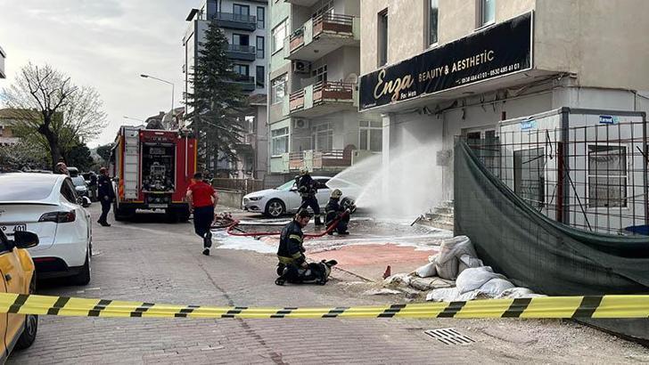 Binanın doğal gaz kutusundaki patlamada otomobil hasar gördü