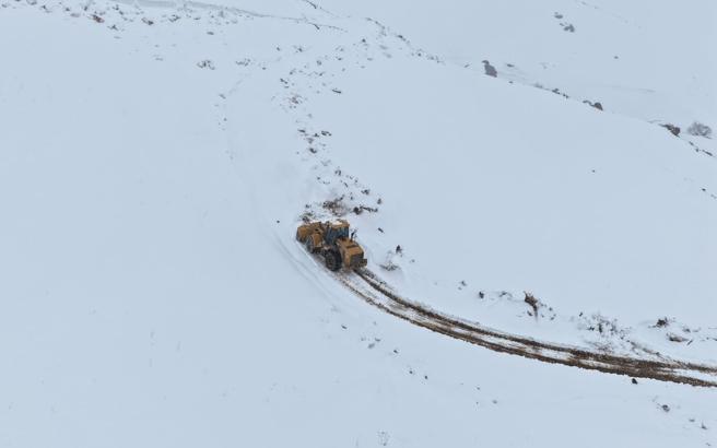 Van'da kardan kapanan 93 yerleşim yerinin 39'u ulaşıma açıldı