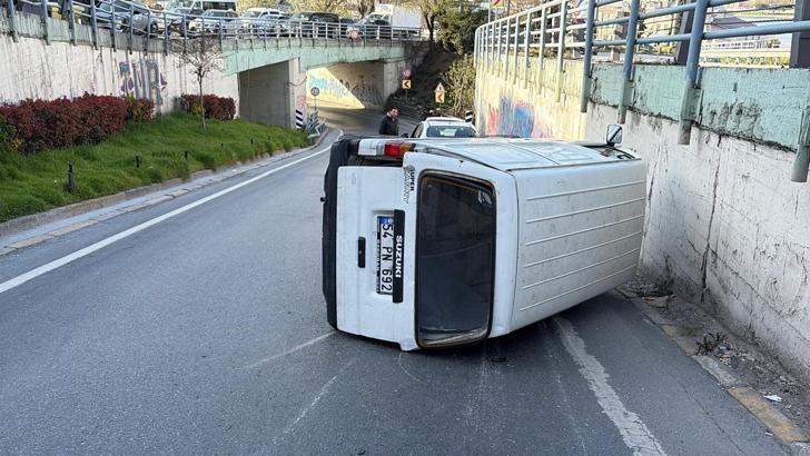 Beyoğlu’nda kaldırıma çarpan araç yan yattı