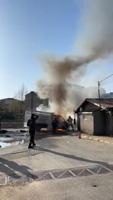 Sancaktepe'de seyir halindeki kamyonette çıkan yangın söndürüldü