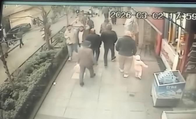 Kağıthane’de 16 yaşındaki ehliyetsiz sürücü yayaya çarptı; kız arkadaşını bırakıp kaçtı