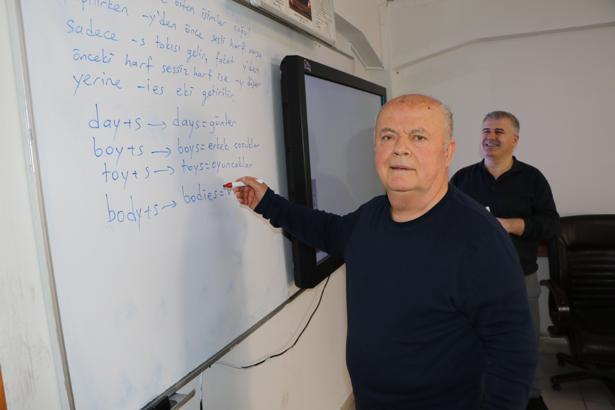 Türkçe bilmeyen torunu için 74 yaşında İngilizce öğrenmeye başladı