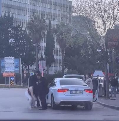 Tartıştıkları kadını otomobilden indirip bıraktılar; o anlar kamerada