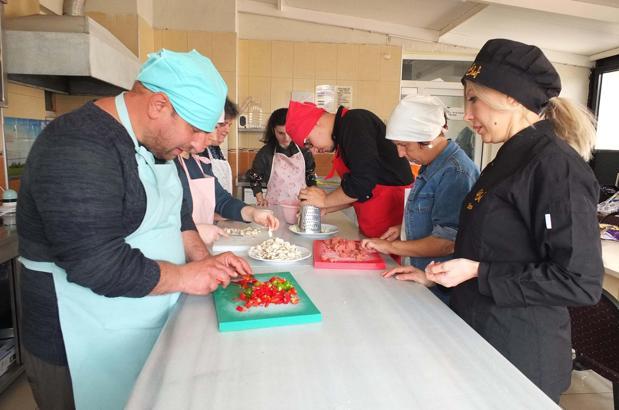Balıkesir'de özel gereksinimli bireyler yemek kursunda pide ve pizza yaptı