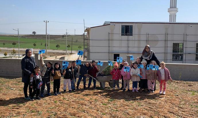 Öğrenciler fidan dikti