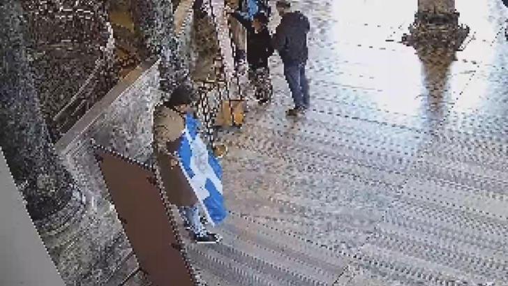 Ayasofya Camii'nde dini ve ideolojik içerik taşıyan sembolik bayrak açan 2 şüpheli tutuklandı