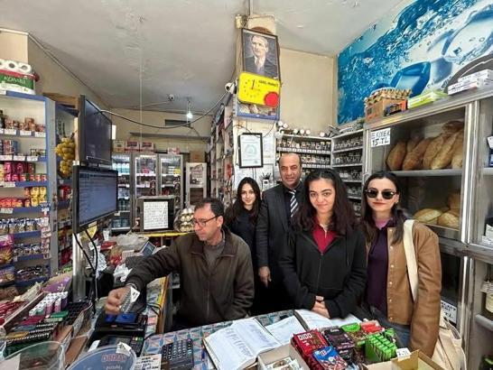 Lise öğrencileri birikimleriyle, ihtiyaç sahiplerinin bakkal ve fırınlara olan borçlarını kapattı