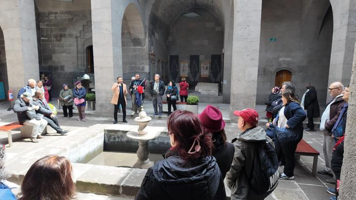 Akademisyen ve ziyaretçiler, tarihi müzede incelemelerde bulundu