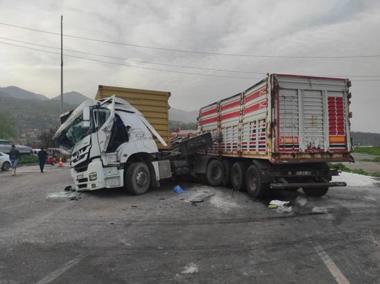 Hatay'da iki TIR çarpıştı: 3 yaralı