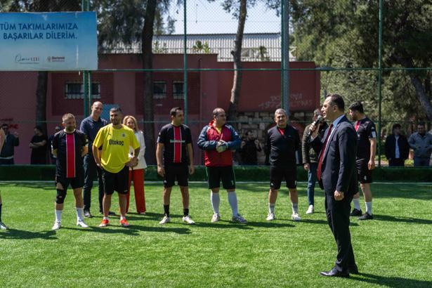 Bornova'da birimler arası futbol turnuvası, ilk vuruşu Başkan Eşki yaptı