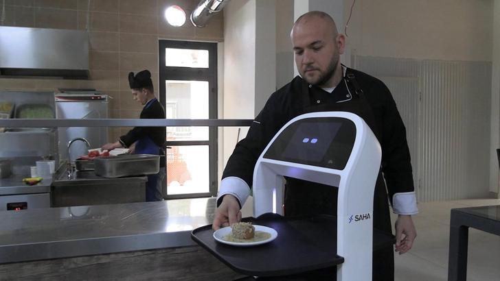 Edirne’de üniversitenin sosyal tesislerinde robot garson dönemi
