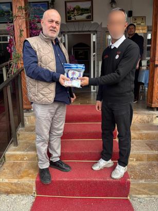 Bulduğu parayı sahibine teslim eden hükümlü garsona, takdir belgesi verildi