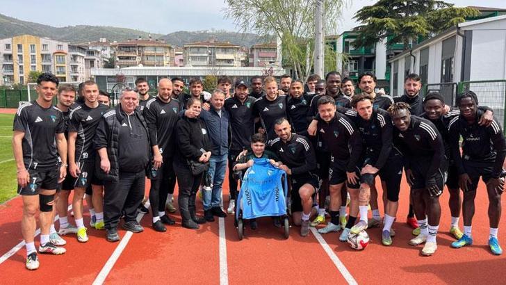 DMD hastası Eray, antrenmanda Kocaelisporlu futbolcularla buluştu