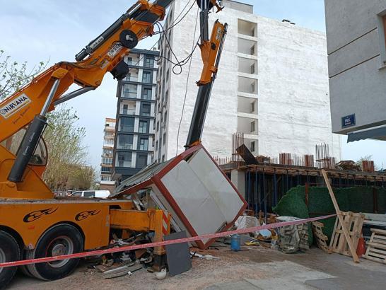 Vincin kırılan taşıma kolu, güvenlik kulübesine düştü; 2 işçi yaralandı