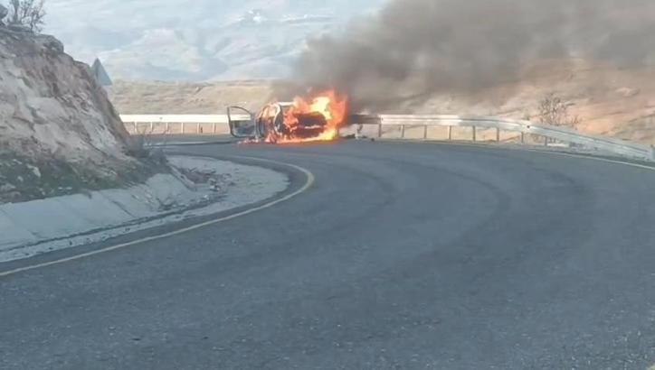 Siirt’te otomobil alev alev yandı