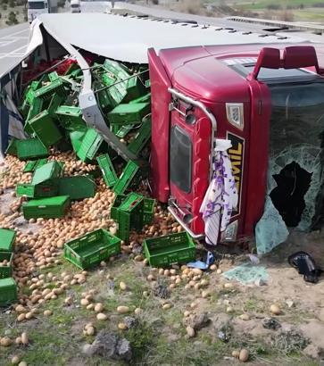 Patates yüklü TIR devrildi: 3 yaralı