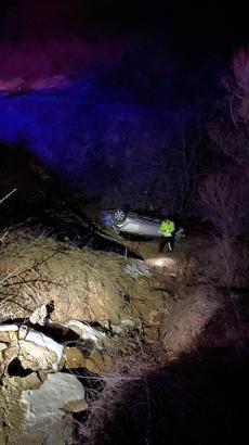 Otomobil dere yatağına devrildi; 2 yaralı