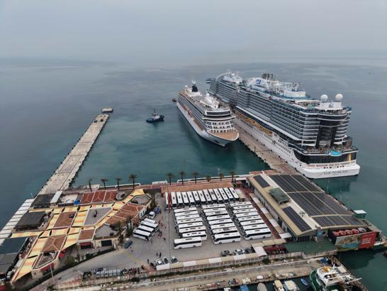 Kuşadası'na 2 kruvaziyerle 5 bin 297 turist geldi