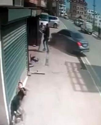 Karşı yönden gelen motosikletliye otomobiliyle çarptı